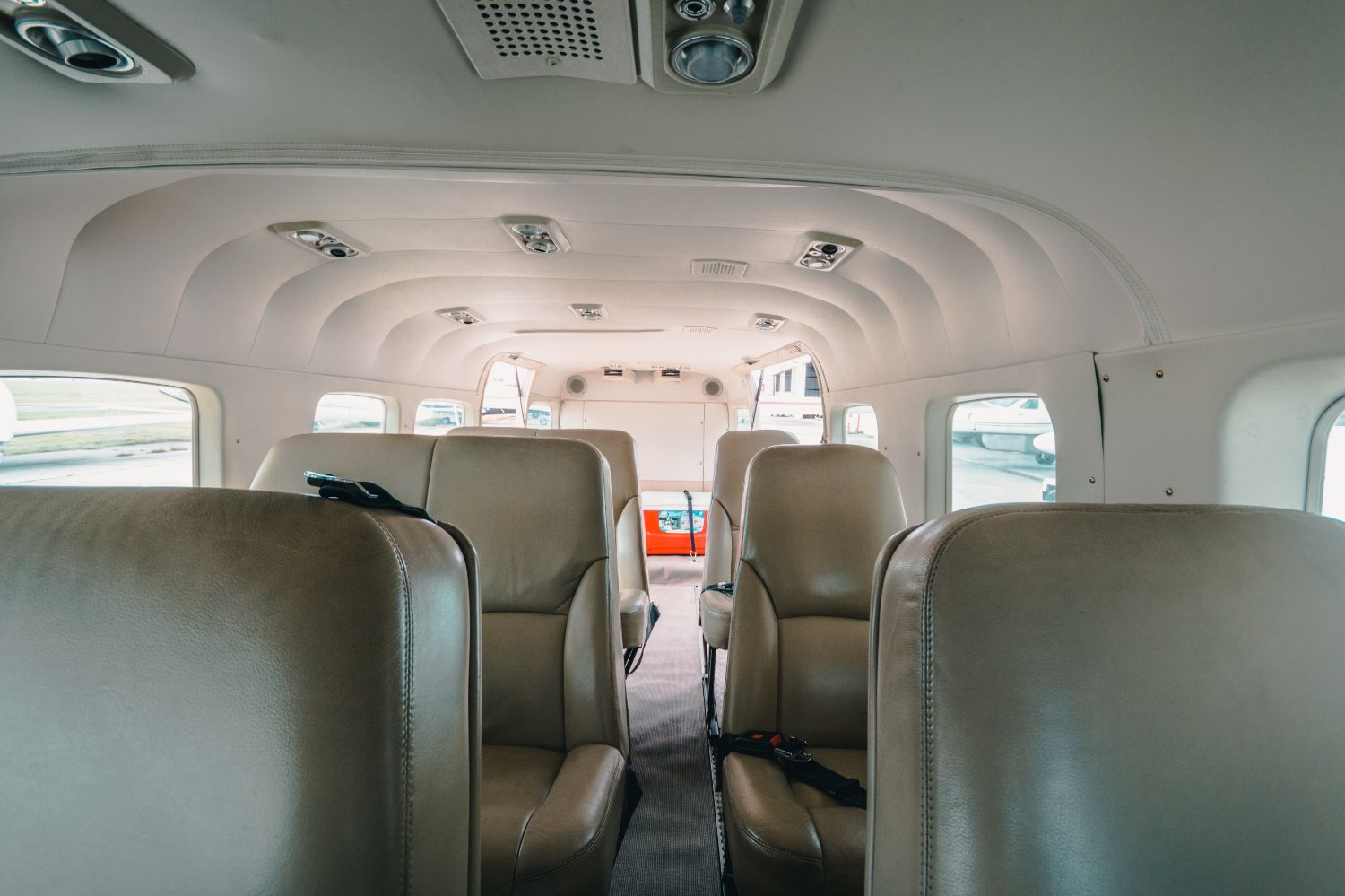 Cabina de pasajeros del Grand Caravan EX vista hacia adelante