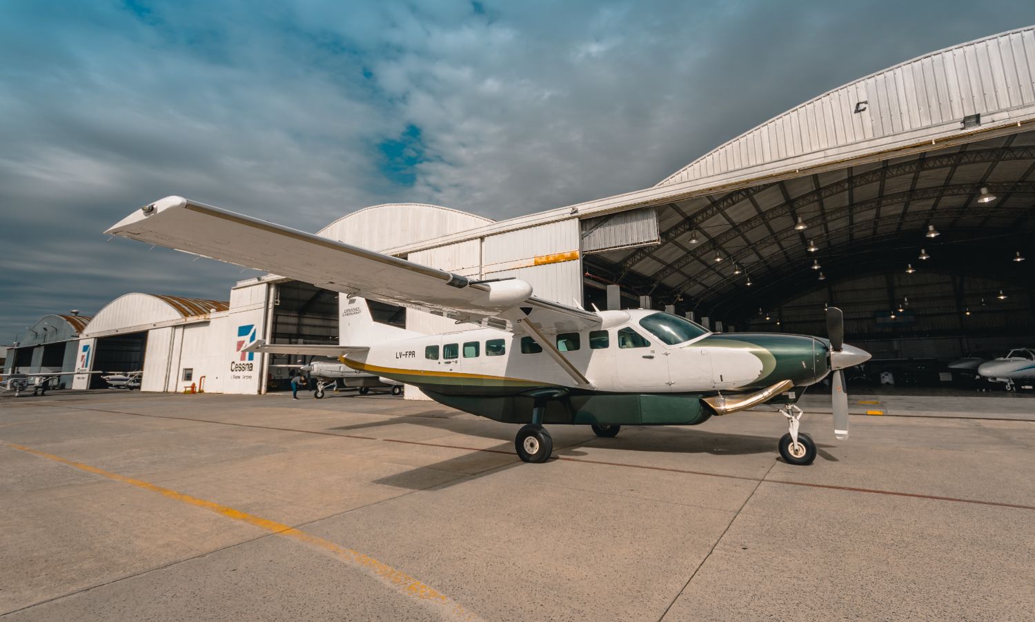 Cessna Grand Caravan EX LV-FPR frente al hangar de Aviaser