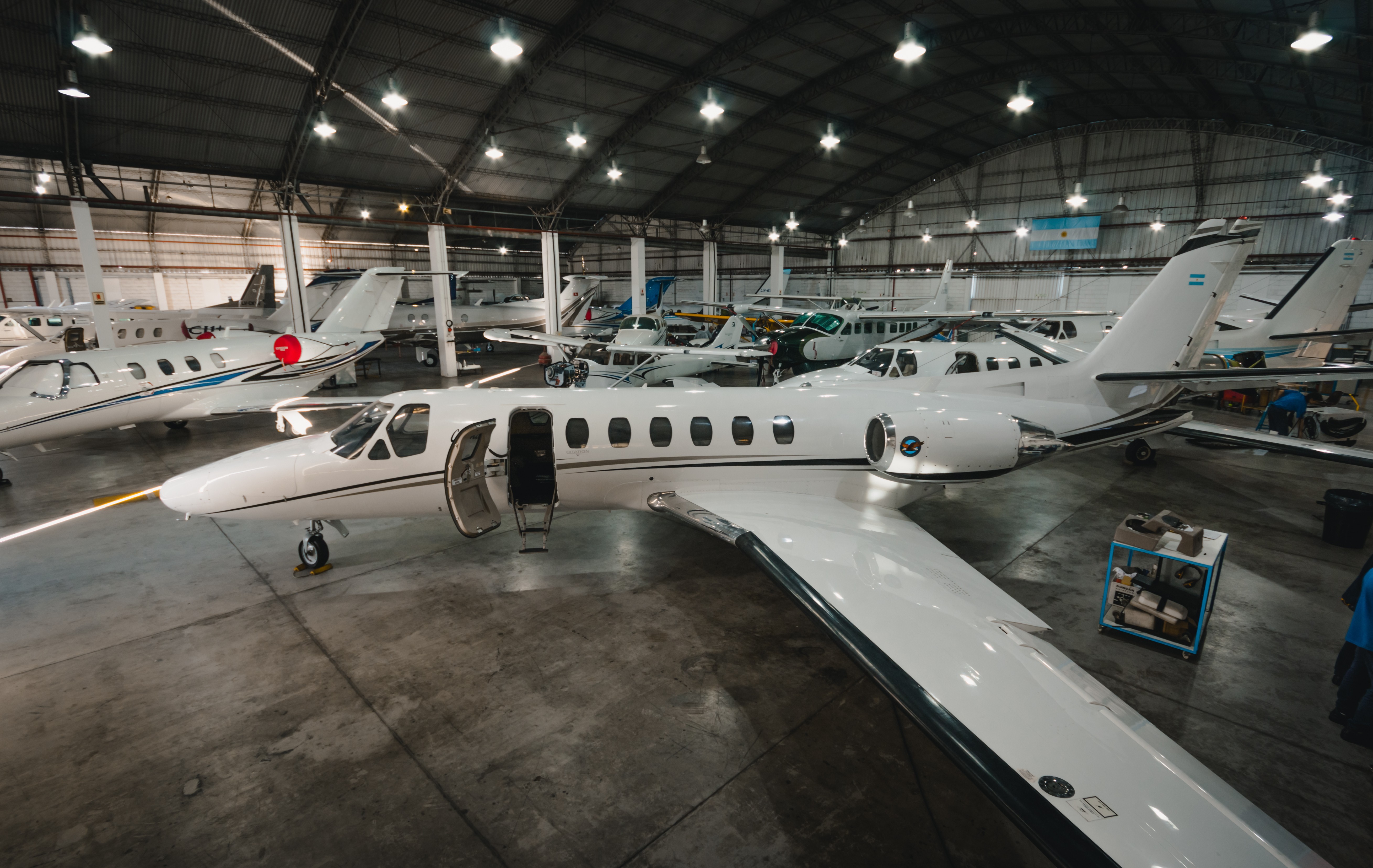 Interior del hangar de Aviaser con aeronaves Cessna y Beechcraft
