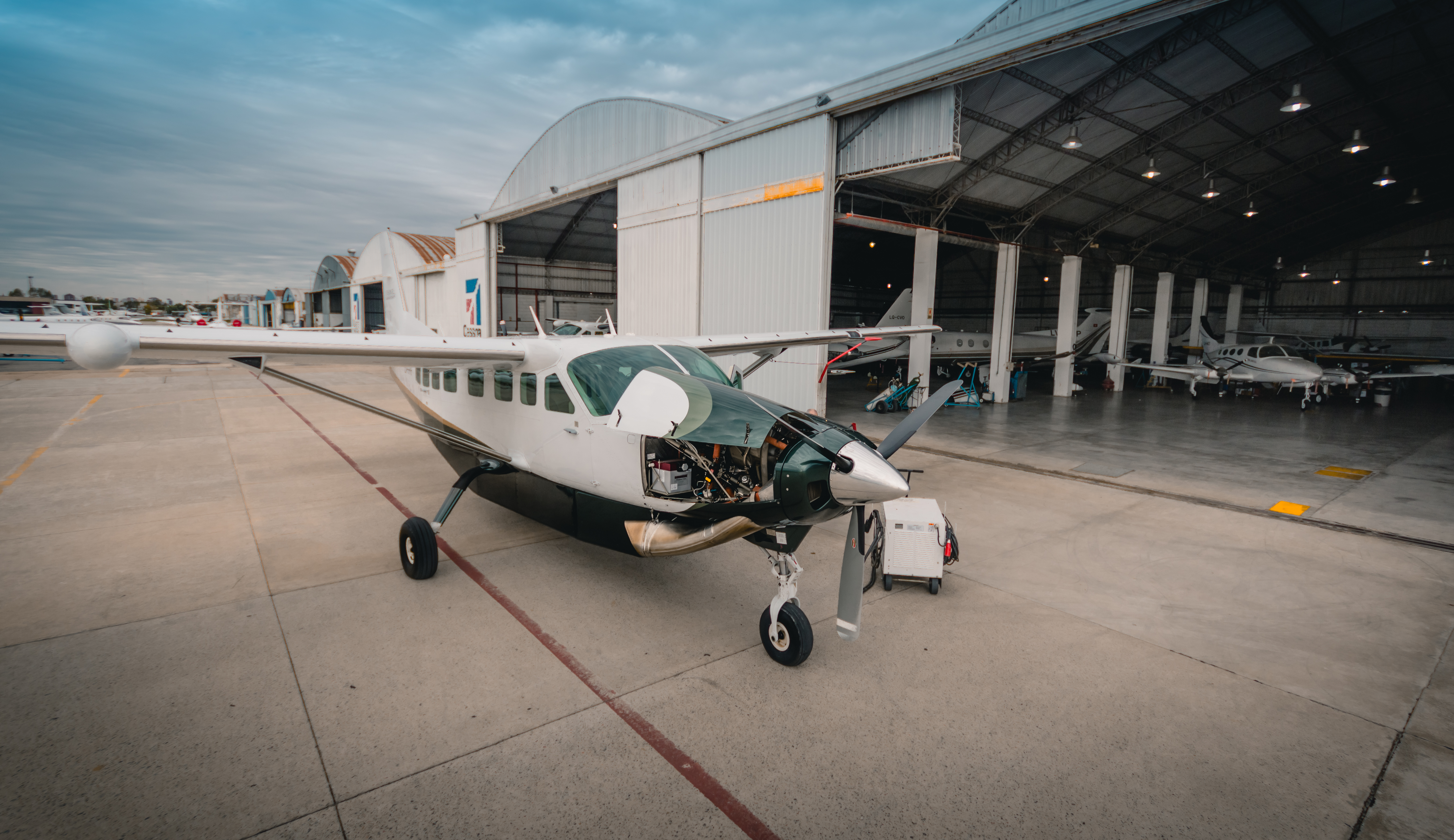 Cessna Grand Caravan con el capó abierto en la rampa de Aviaser