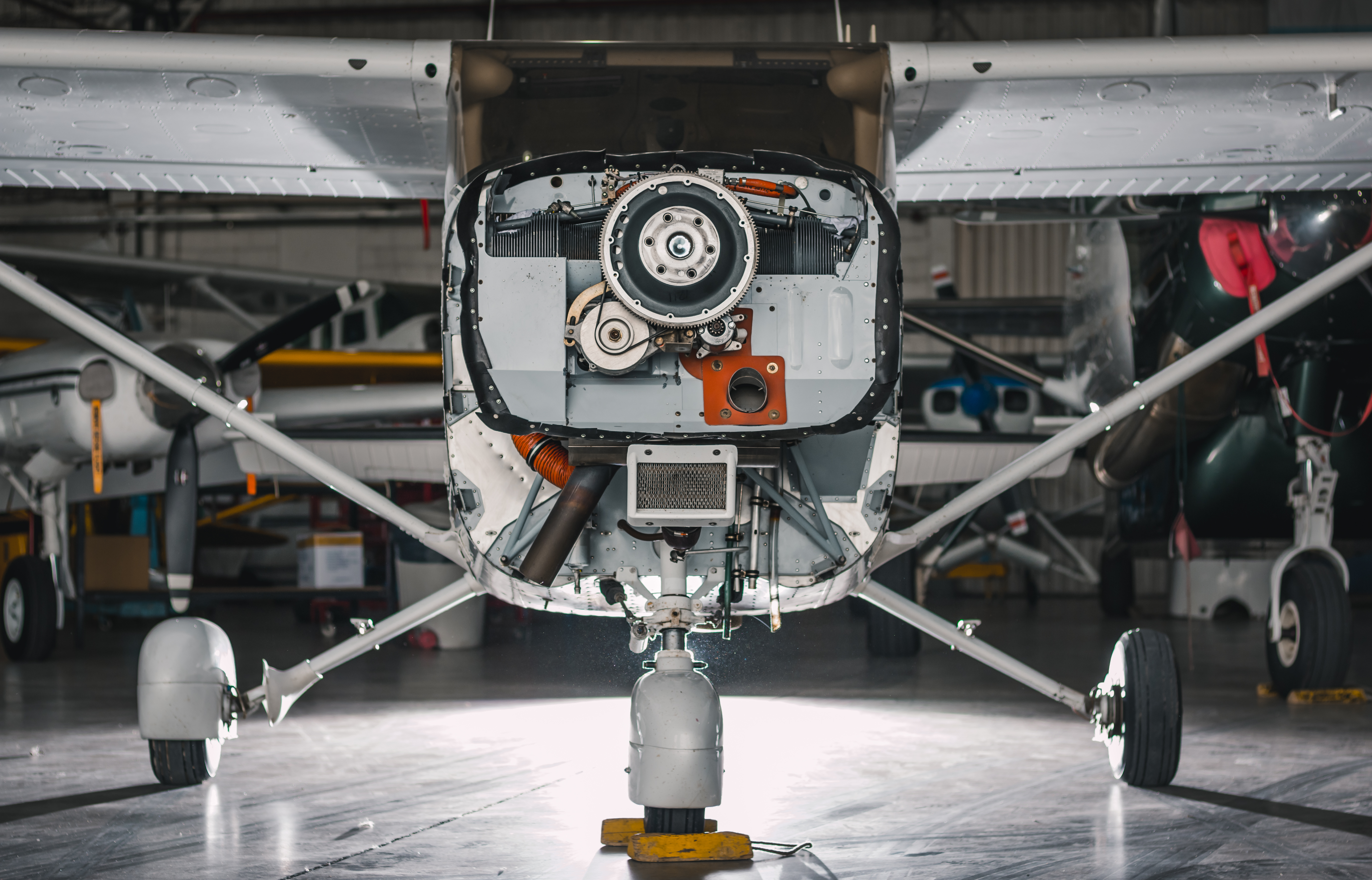Cessna 172 con el motor a la vista en el taller de Aviaser