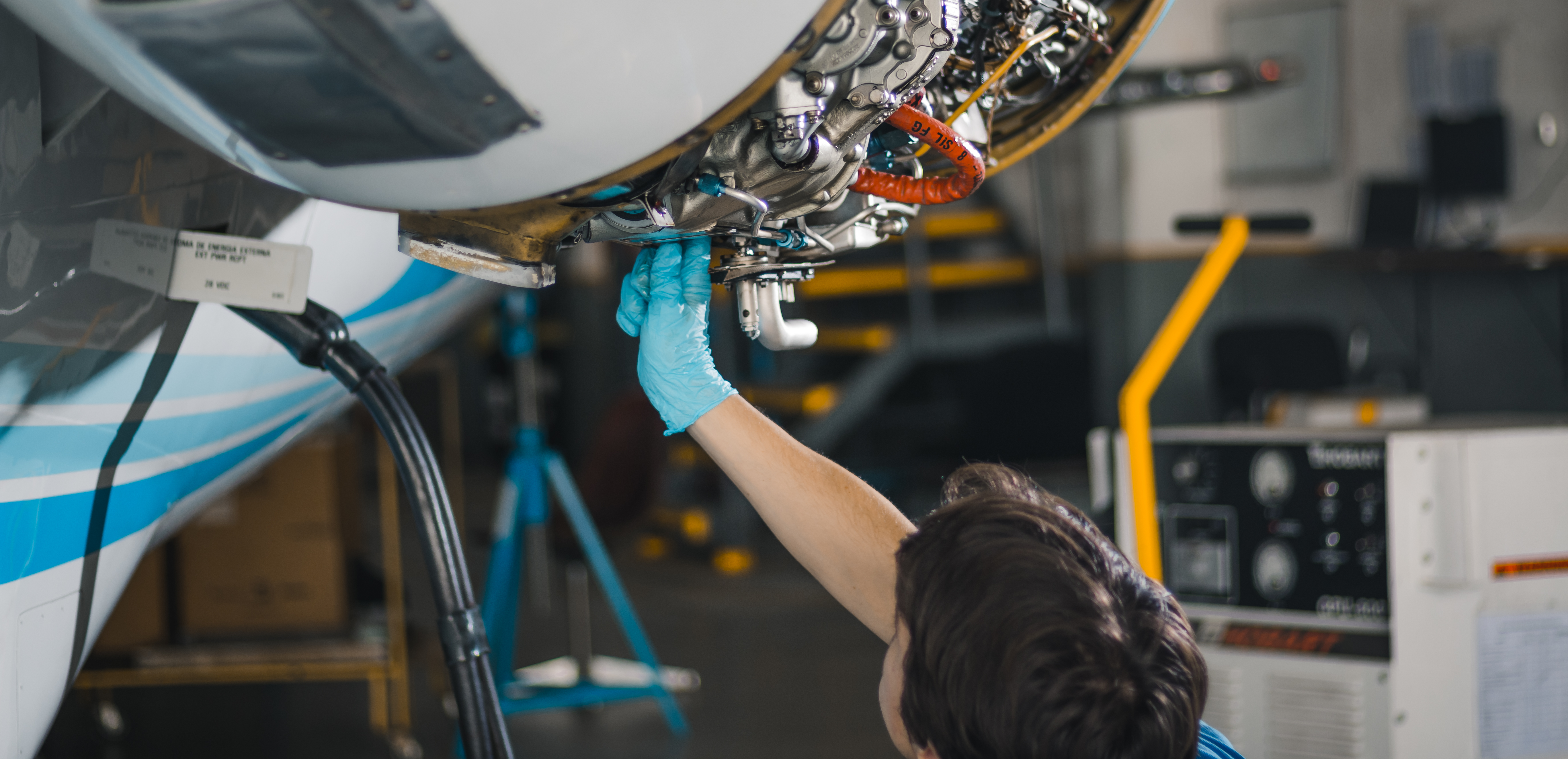 Técnico de Aviaser en tareas sobre un motor PT6