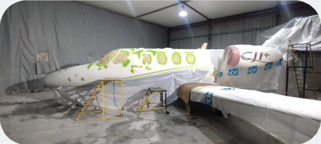 Citation CJ1+ enmascarado en la carpa de pintura de Aviaser