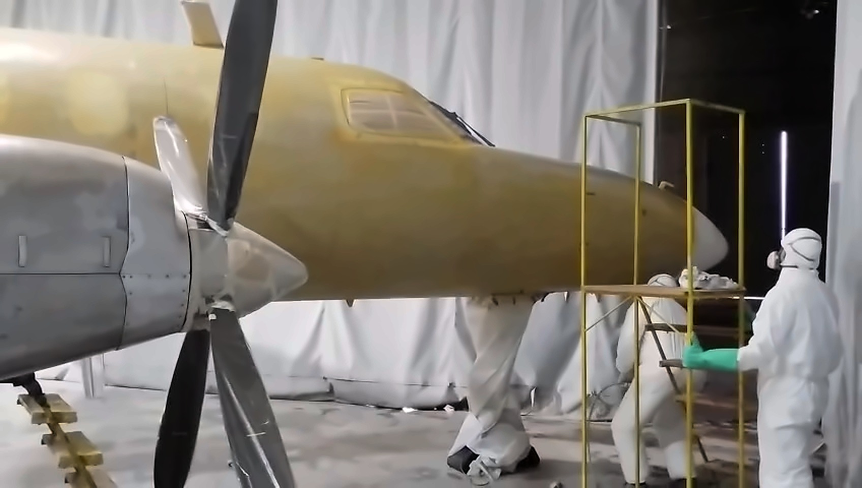 Aeronave con imprimación aplicada en la cabina de pintura de Aviaser
