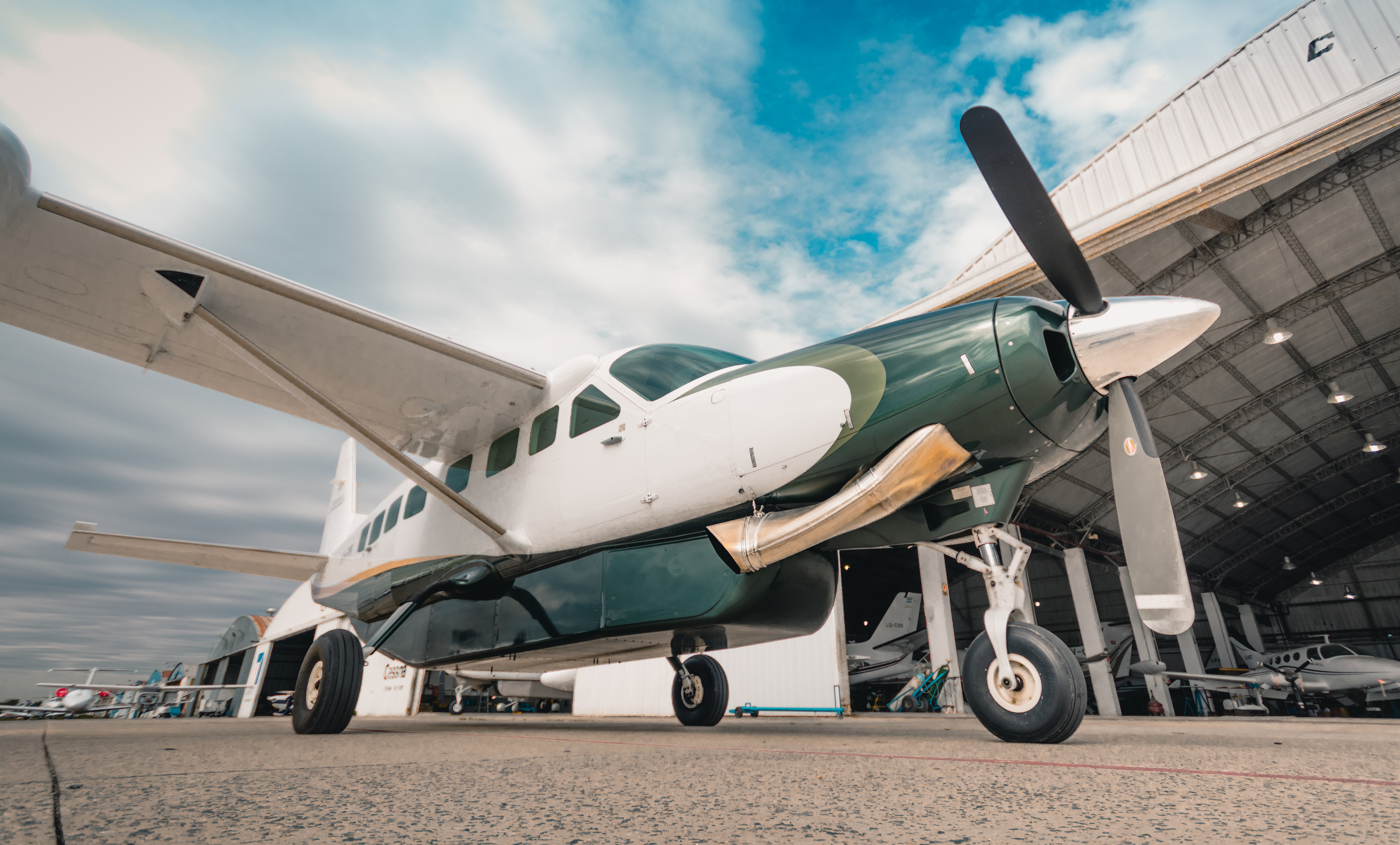 Cessna Grand Caravan EX de Aviaser frente al hangar en San Fernando